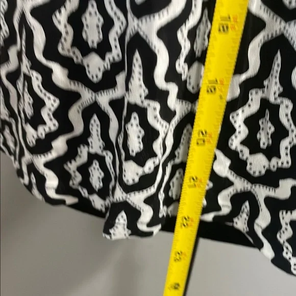 LOFT Black and White Patterned Women's Top - Picture 5 of 7